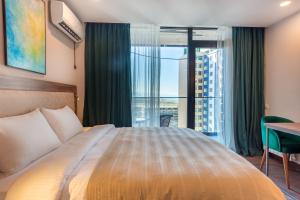 Postel nebo postele na pokoji v ubytování Sunset Residence & Hotel Batumi