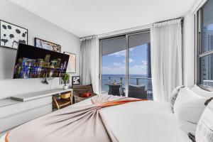 Кровать или кровати в номере Lyfe Resort Hollywood, Florida +34 фотографии