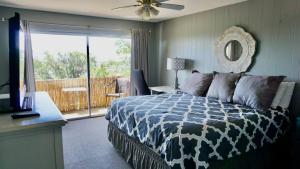 a bedroom with a bed and a balcony at Capitol Retreats-views! Near Salt Palace,sleep 28 in Salt Lake City