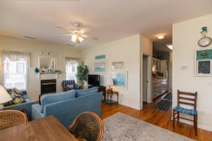 ein Wohnzimmer mit einem blauen Sofa und einem Tisch in der Unterkunft Cupola House in Edisto Island