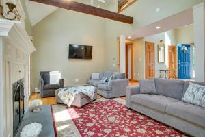 un soggiorno con due divani e un camino di Sandbar Hideaway a Old Silver Beach