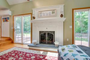 un soggiorno con camino in una casa di Sandbar Hideaway a Old Silver Beach