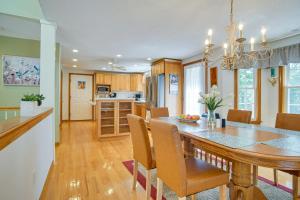 una cucina e una sala da pranzo con tavolo e sedie di Sandbar Hideaway a Old Silver Beach