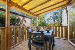 Μπαλκόνι ή βεράντα στο Camping Les Mizottes