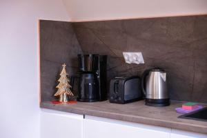 Facilități de preparat ceai și cafea la Radkowskie Apartamenty Julia z widokiem na zalew i gory