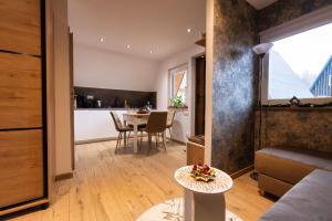 O zonă de relaxare la Radkowskie Apartamenty Julia z widokiem na zalew i gory