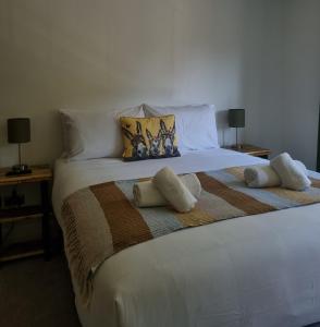 ein großes weißes Bett mit Kissen darüber in der Unterkunft Hidden Aces-Deluxe Double Room in Malahide