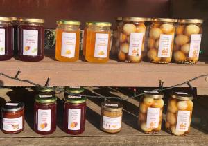 ein paar Gläser Honig und einige Äpfel in der Unterkunft Home Thyme Holding in Upwell + 3 Fotos