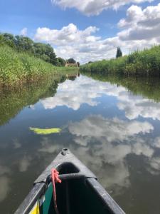 ein Boot auf einem Fluss mit Wolken im Wasser in der Unterkunft Home Thyme Holding in Upwell