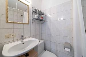 迪尔森-斯托科姆Tweekamer Apartement的浴室里有洗手池、马桶和镜子。 更多11张照片