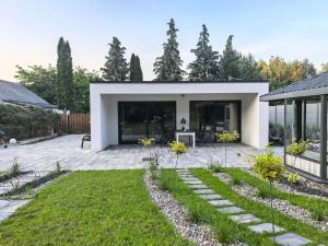 ein Haus mit einem Garten davor in der Unterkunft Biała Mewa in Huta