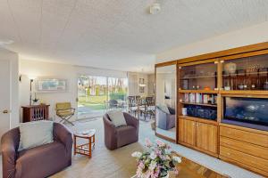 Et opholdsområde på Desert Chill Condo - 28758