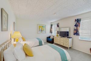 En eller flere senge i et værelse på Desert Chill Condo - 28758 + 17 billeder