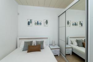 ein weißes Schlafzimmer mit einem Spiegel und einem Bett in der Unterkunft King Solomon Villa in Wadi Keren + 102 Fotos