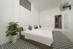 Кровать или кровати в номере Hoàn Kiếm Lake Backpackers Hostel