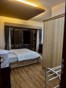 1 dormitorio con 1 cama grande y armario grande en Kubu alit guest house Seminyak, en Seminyak