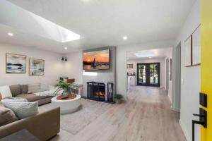 un soggiorno con divano e camino di Anderson Island Escape a Anderson Island