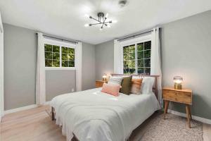 una camera da letto con un letto grande con due finestre di Anderson Island Escape a Anderson Island