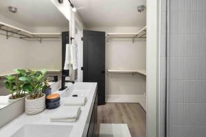 un bagno con due lavandini e una doccia di Anderson Island Escape a Anderson Island Altre 35 foto