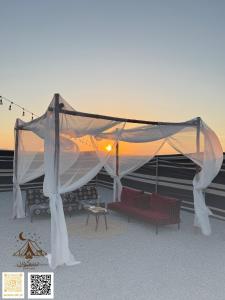 Bình minh/hoàng hôn nhìn từ lều trại sang trọng  hoặc gần đó