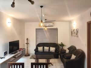 TV a/nebo společenská místnost v ubytování Luxury premium 1Bhk apartment