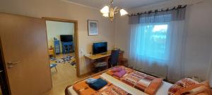 una camera da letto con un letto e una scrivania con un computer di Ferienhaus - Wohnung- Havelblick a Phöben