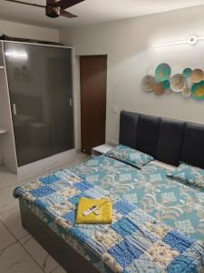 Postel nebo postele na pokoji v ubytování Luxury premium 1Bhk apartment