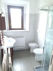 Ένα μπάνιο στο Monterosa Apartment