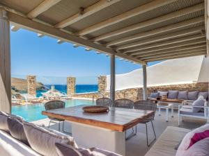 Πισίνα στο ή κοντά στο The Mykonist Merchia Beach Villas & Suites