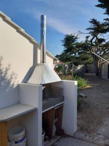 a white counter with a sink in a yard at Maison 6 personnes in Barbâtre