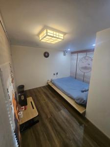 Ένα ή περισσότερα κρεβάτια σε δωμάτιο στο IKU Home