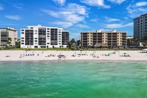 那不勒斯The Sunshine Social的沙滩上的人和建筑物