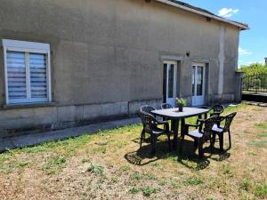 un tavolo e delle sedie davanti a una casa di Chez Monique 