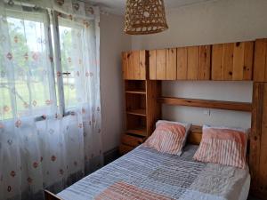 una camera da letto con un letto a castello e una finestra di Chez Monique 