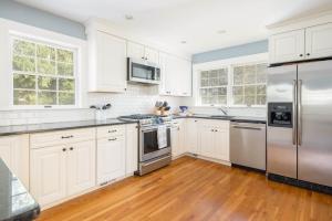 Kuchyň nebo kuchyňský kout v ubytování Haven on Glynn by Rove Travel - Coastal Luxury + 25 fotografií