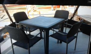 un tavolo e sedie in cima a una barca di Hausboot Levitate im Hafen von Barßel a Barßel