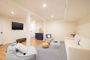 TV a/nebo společenská místnost v ubytování Haven on Glynn by Rove Travel - Coastal Luxury