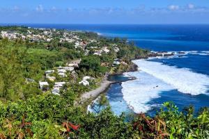 an aerial view of a beach with houses and the ocean at Ti kaz Annah in Le Tampon