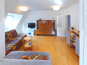 ein Wohnzimmer mit einem Sofa und einem TV in der Unterkunft Ferienwohnung Weißbach in Dresden