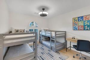 Giường trong phòng chung tại Spacious Palm Oasis +51 ảnh