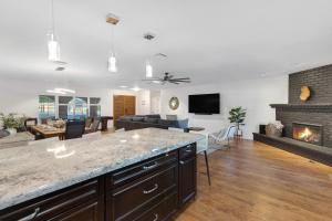 TV/trung tâm giải trí tại Spacious Palm Oasis