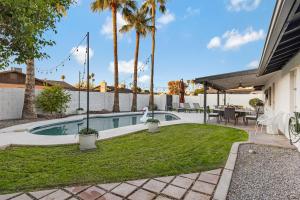 Hồ bơi trong/gần Spacious Palm Oasis