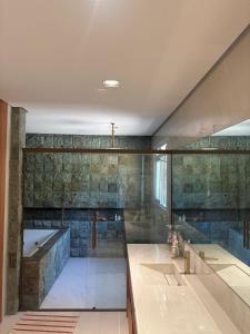 Ένα μπάνιο στο Villa Palmira +58 φωτογραφίες