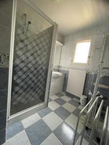 un bagno con doccia e pavimento piastrellato di Le Lou Secadou a Saint-André-dʼAllas Altre 9 foto