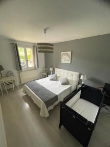 una camera da letto con un letto bianco e nero e una finestra di Le Lou Secadou a Saint-André-dʼAllas