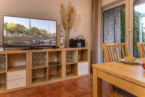 Μια τηλεόραση ή/και κέντρο ψυχαγωγίας στο Haus Harle 50201 Ferienwohnung Harle 1