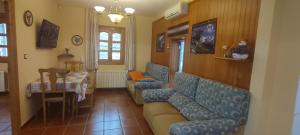 una sala de estar con un sofá y una mesa en La alacena de Jose y Rosi, en Sierra Nevada