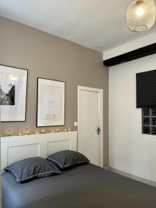 Un dormitorio con una cama grande y una ventana. en La vue sacrée, en Laon