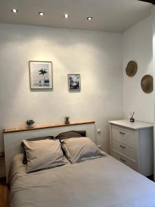 Un dormitorio con una cama grande y una cómoda. en La vue sacrée, en Laon