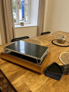 una bandeja sobre una mesa de madera en La vue sacrée, en Laon 18 fotos más